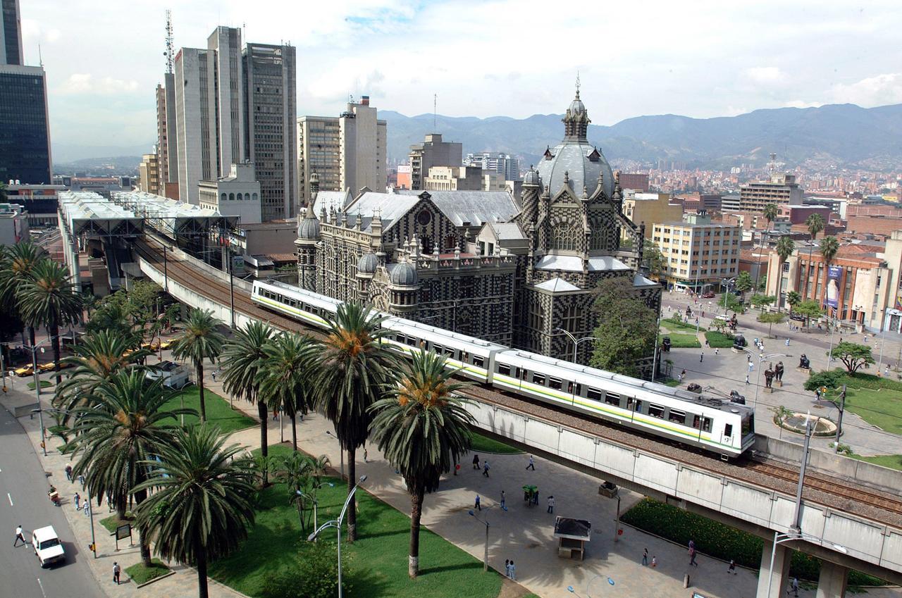 San Peter Apartments Medellin Bagian luar foto